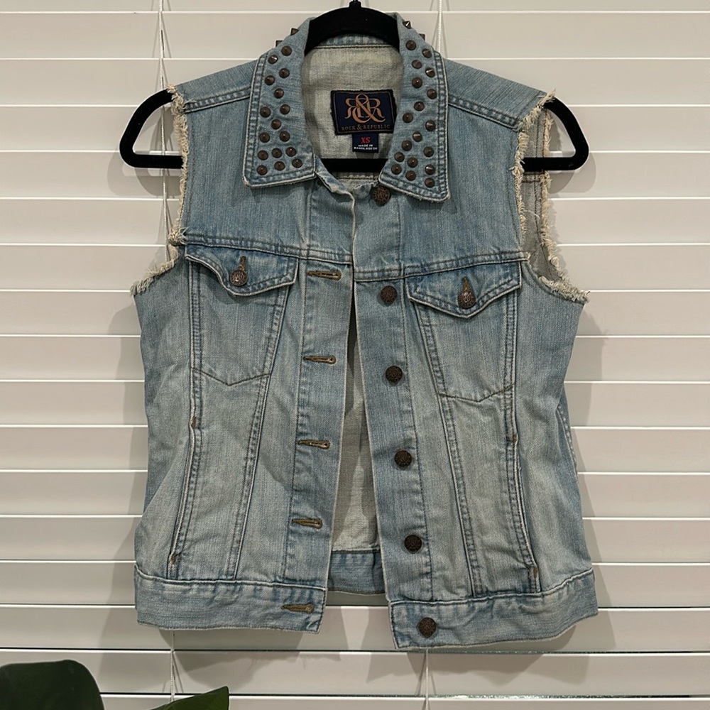 Rock & Republic ✨ Studded Light Wash Distressed Denim Vest Size XS Extra Small
